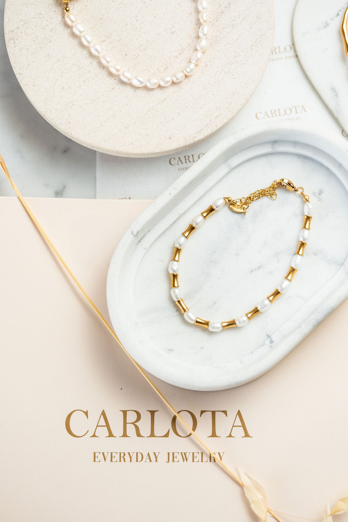Pulsera Isadora de Acero Dorado y Perlas CARLOTA
