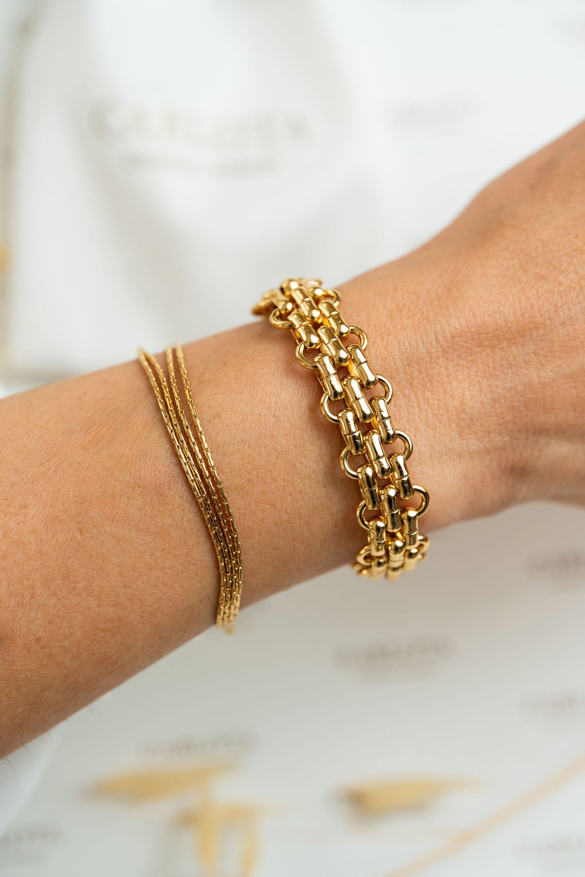 Pulseras de acero quirúrgico dorado de CARLOTA en brazo