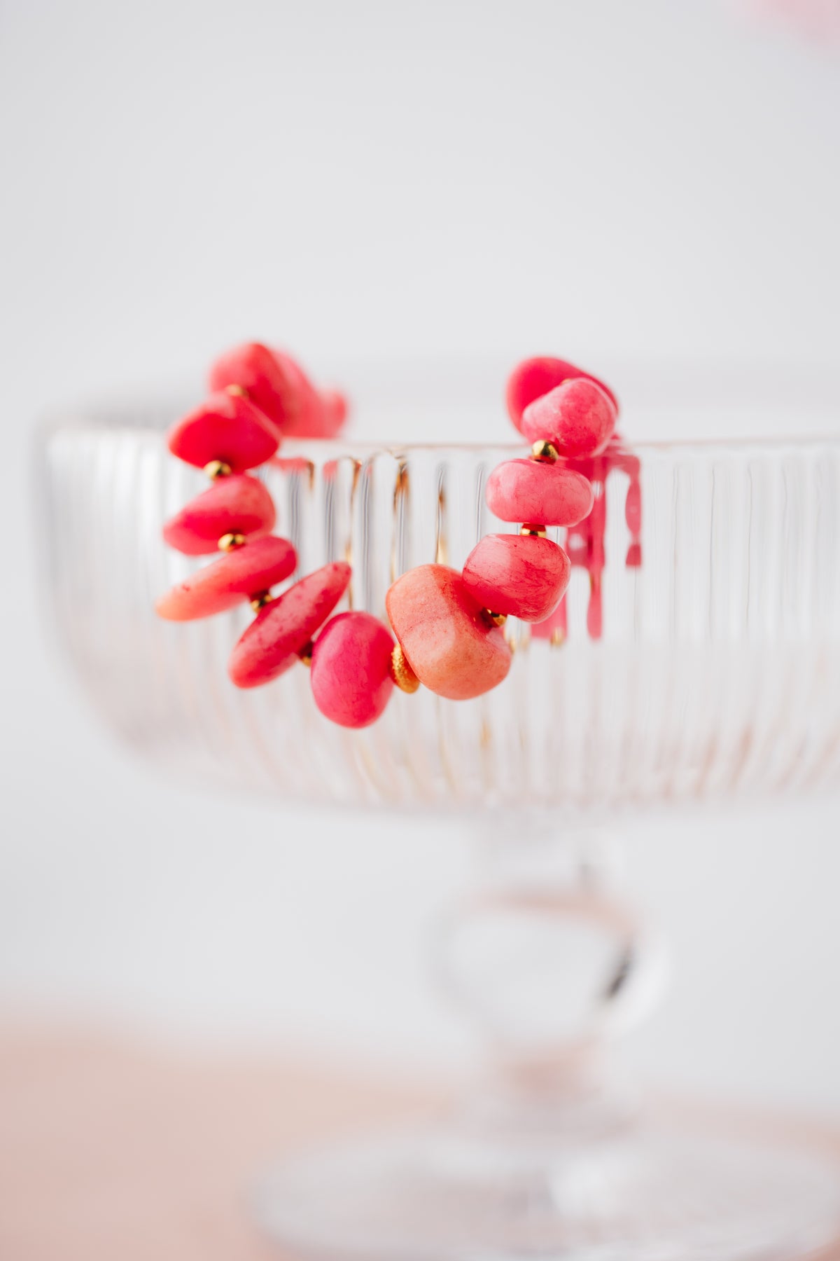 Pulsera Sand Rosa de CARLOTA con piedras naturales en tonos rosados y detalles dorados.