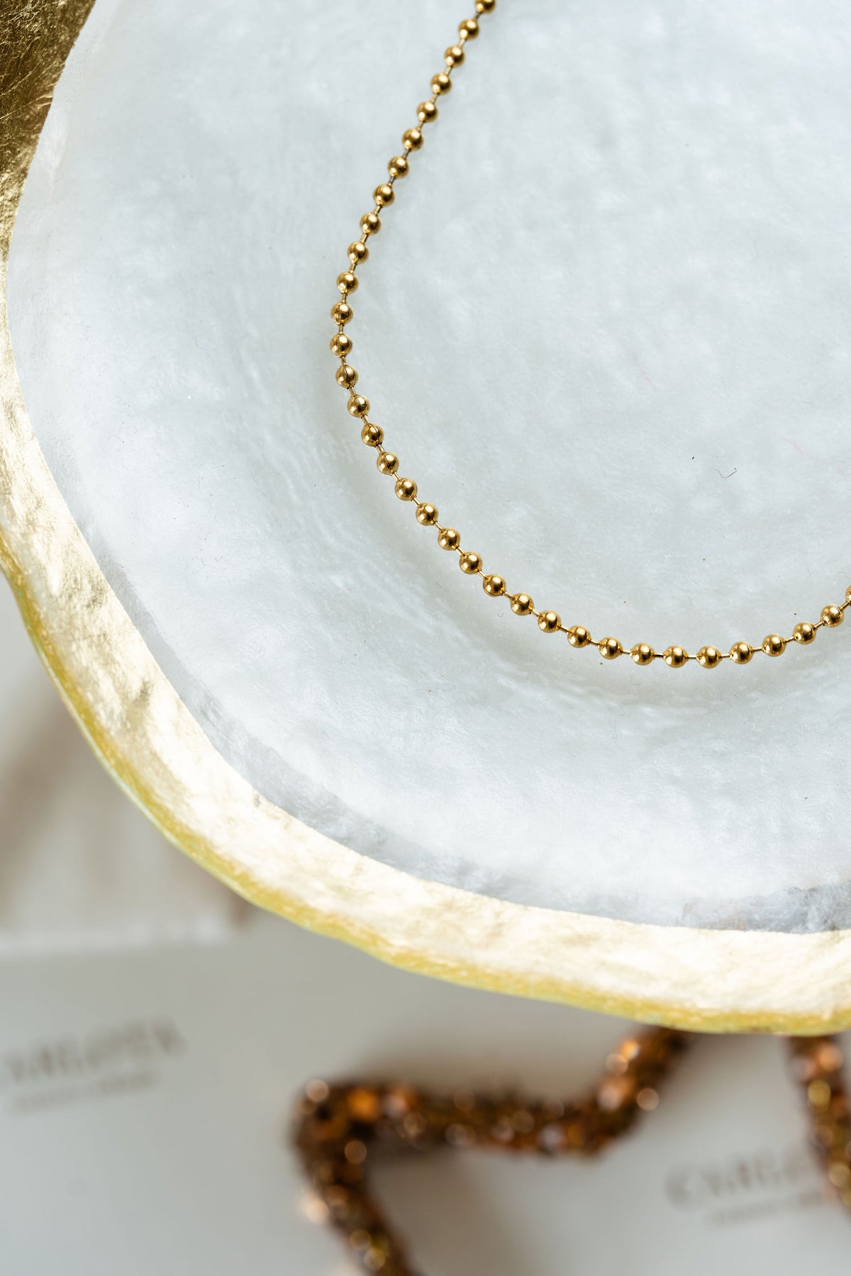 Tobillera dorada de bolitas en acero quirúrgico.