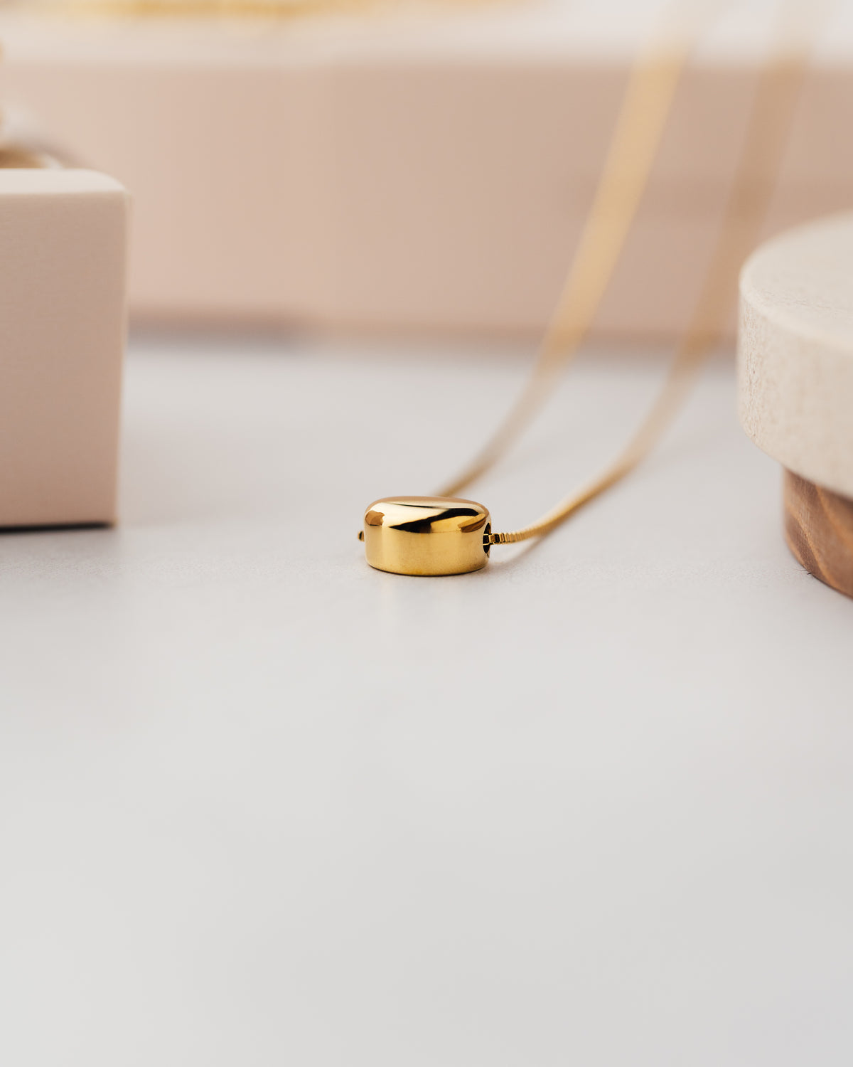 Collar de acero quirúrgico y dije con baño de oro 18k, de diseño minimalista