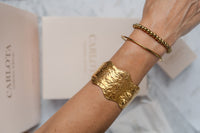 Pulseras de acero =y baño de oro en brazo de modelo de CARLOTA