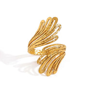 Anillo dorado texturado de acero quirúrgico con diseño moderno abierto - modelo Yakarta de CARLOTA
