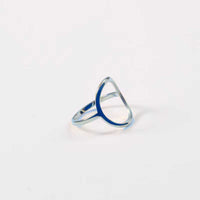 Anillo Ginebra plateado de acero quirúrgico con diseño abierto y forma orgánica.