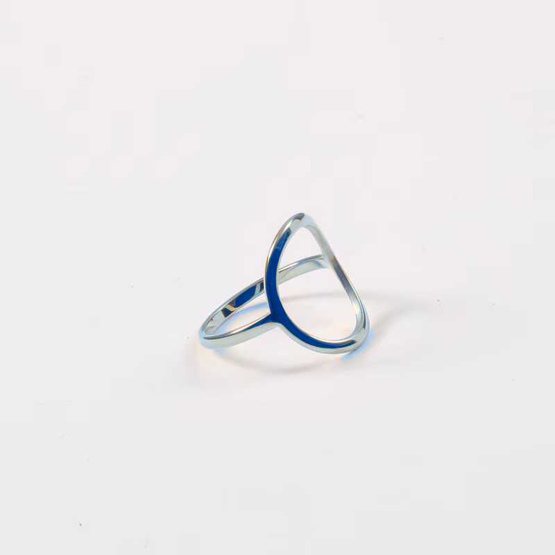 Anillo Ginebra plateado de acero quirúrgico con diseño abierto y forma orgánica.