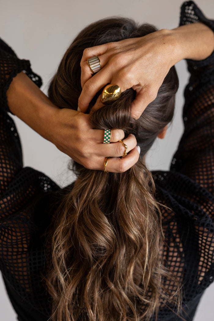 modelo con anillos grandes de acero y oro