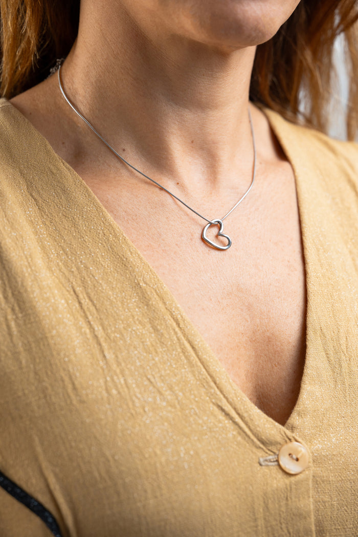 Collar de acero con dije corazón en modelo