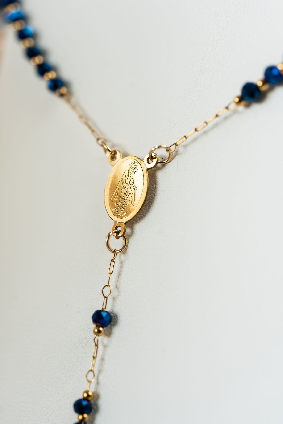 Collar Rosario en acero con baño de oro y cuentas azules brillantes con medalla de virgen CARLOTA