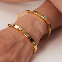 Pulsera de acero con circonitas rectangulares en brazo