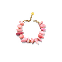 Pulsera Sand Rosa de CARLOTA con piedras naturales en tonos rosados y detalles dorados.