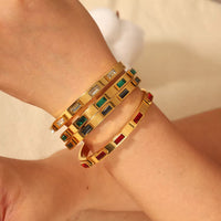 Pulsera de acero, baño de oro 18k con circonitas rectangulares en modelo