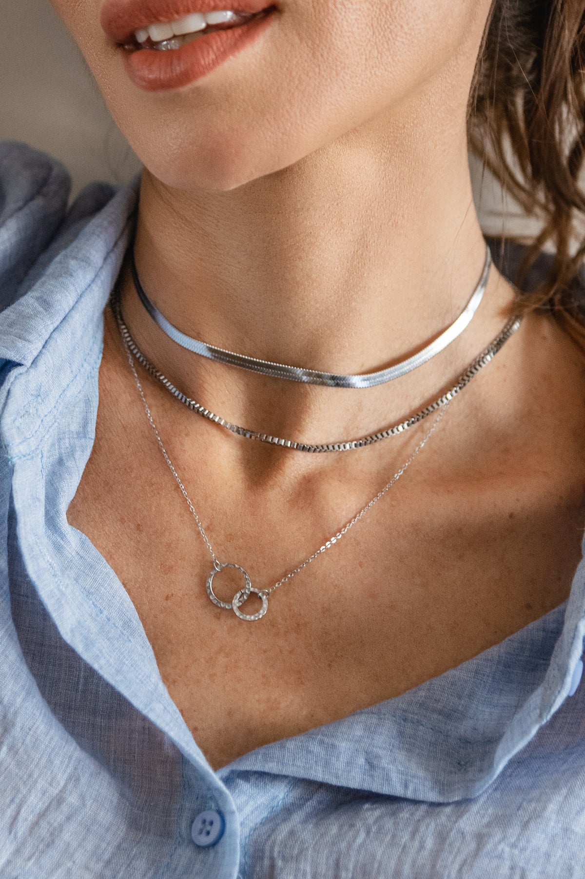 Collares de acero en modelo