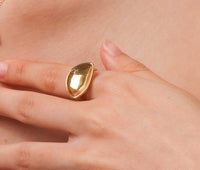 Anillo desigual baño de oro 18k en mano