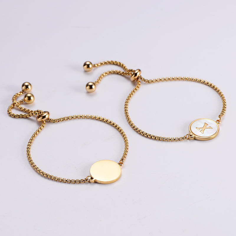 Pulsera ajustable con inicial de acero quirúrgico y baño de oro