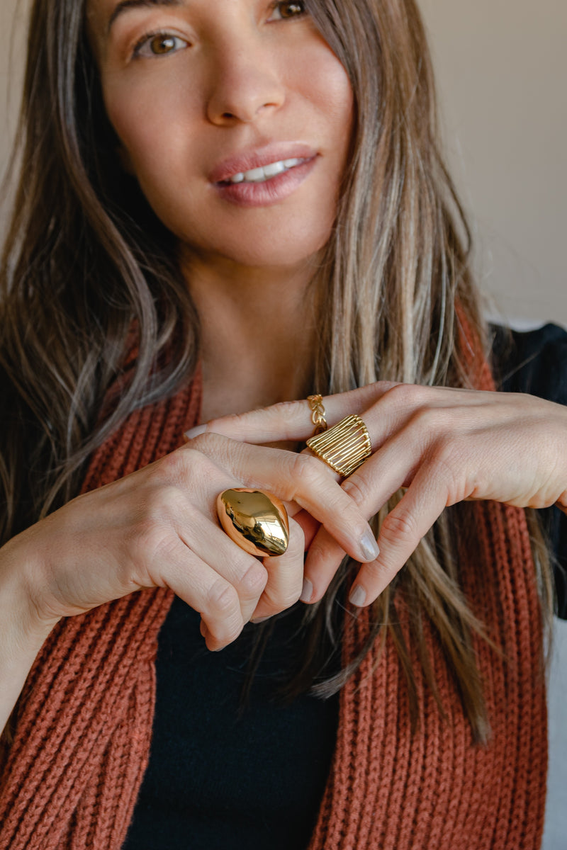 Anillos acero y baño de oro en modelo