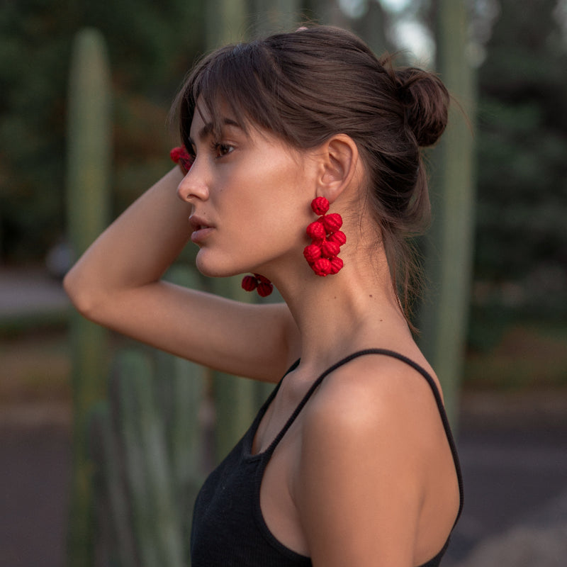 Pendientes rojos largos de toquilla hechos a mano